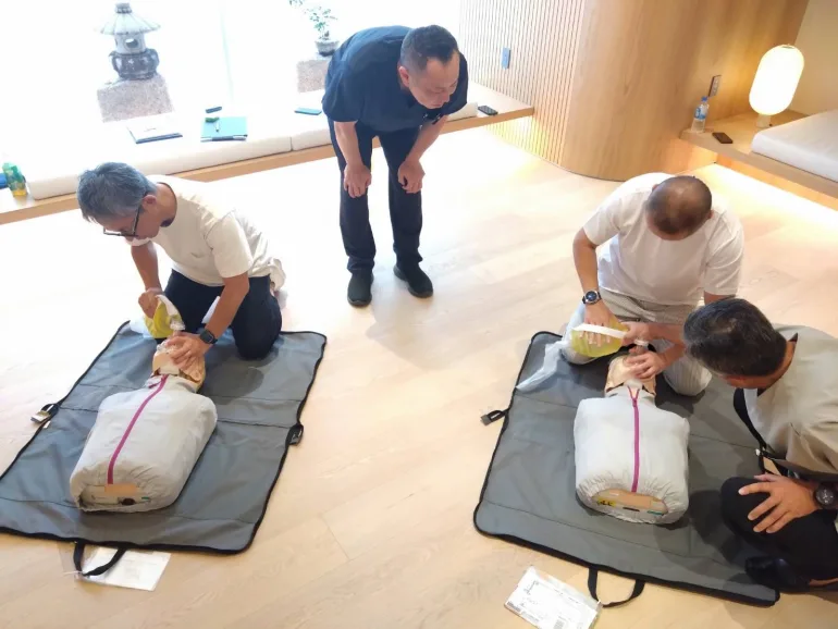 Practising ventilation with a bag-valve mask