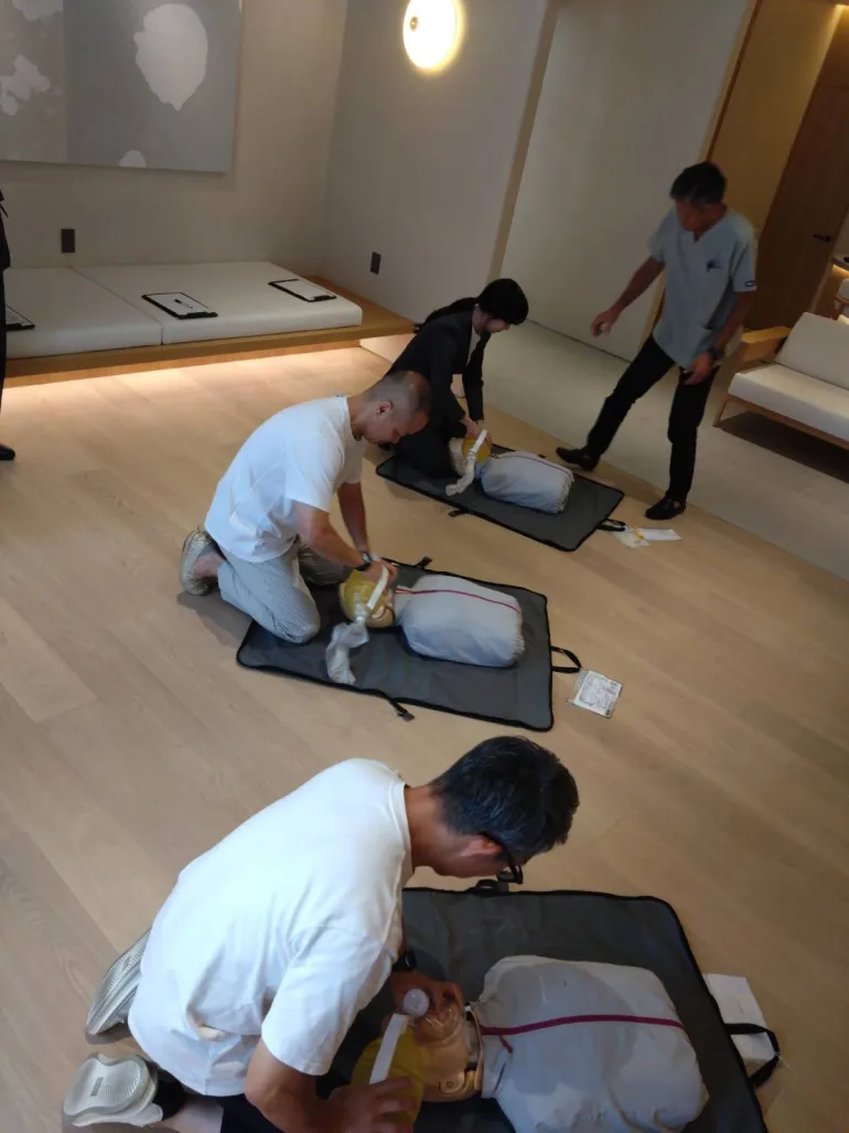 Practising chest compressions under the guidance of an instructor